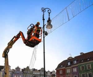 Trwa montaż choinki i świątecznych iluminacji