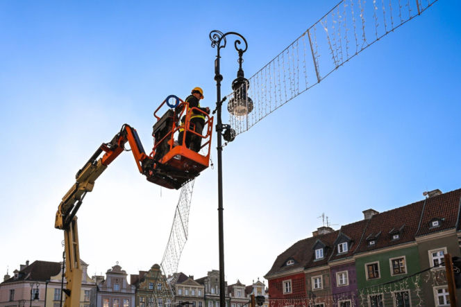 Trwa montaż choinki i świątecznych iluminacji