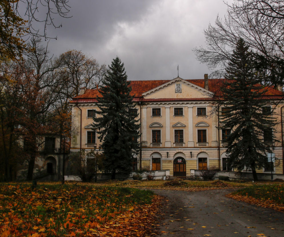 Zabytkowy pałac w Koniecpolu otoczony jesiennymi drzewami. O urokach miasta przeczytasz na Eska Śląskie.