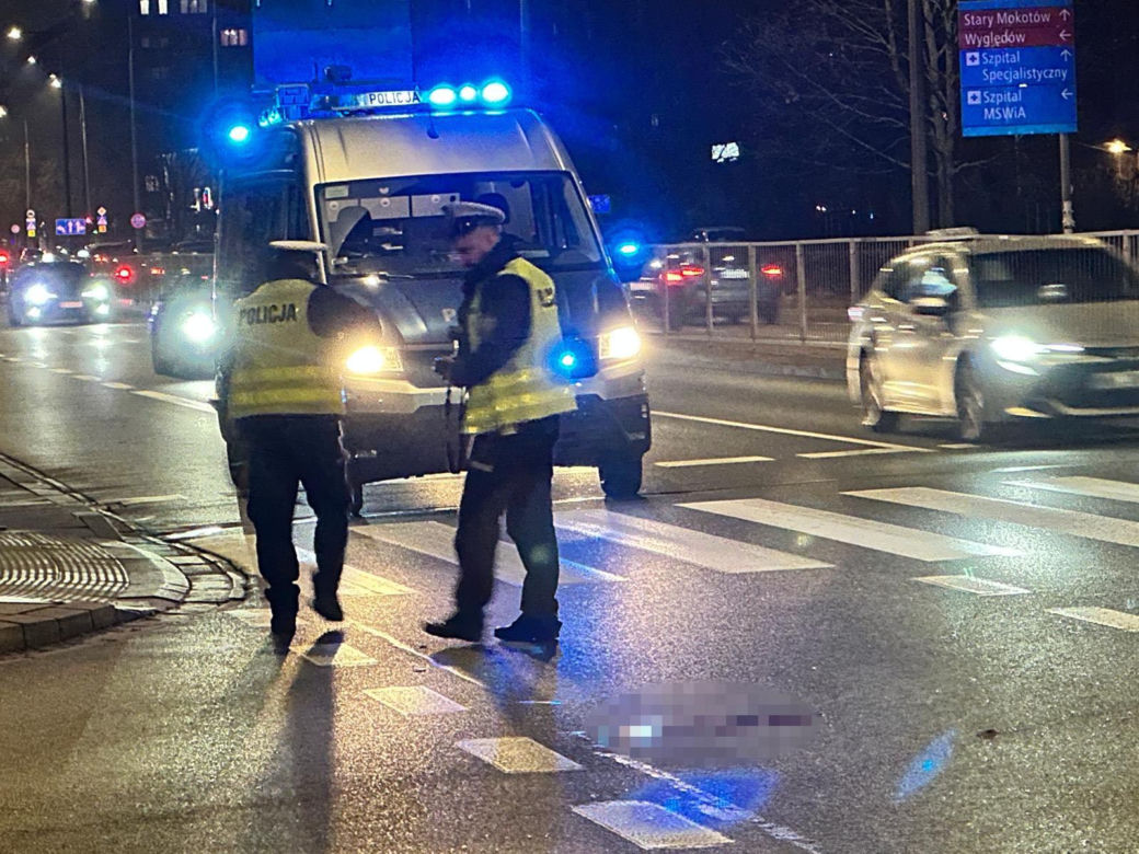 Kobieta walczy o życie po wypadku na al. Niepodległości w Warszawie. Pijany kierowca potrącił ją na zielonym świetle