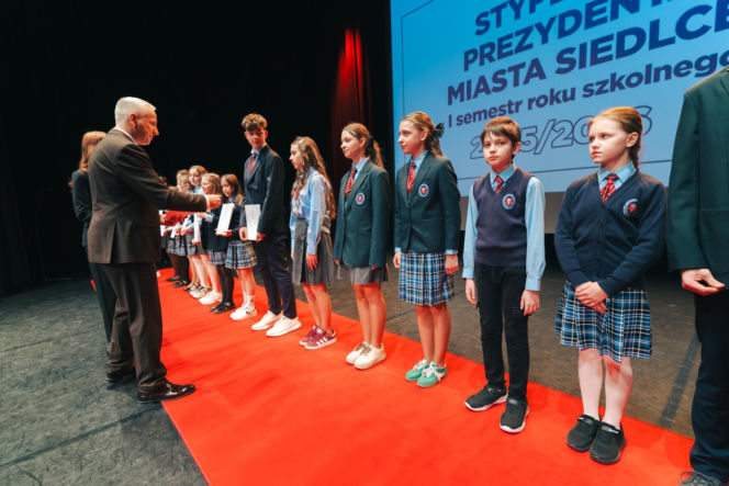 Najzdolniejsi uczniowie odebrali stypendia Prezydenta Miasta Siedlce