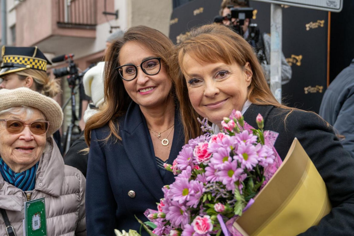 Emilian Kamiński spogląda na przechodniów. Tak uczcili wielkiego aktora