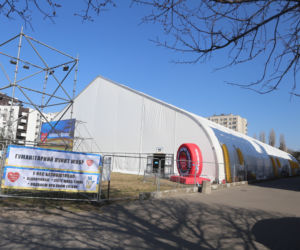 Zdjęcia z konferencji przy namiocie dla uchodźców przy Dworcu Wschodnim