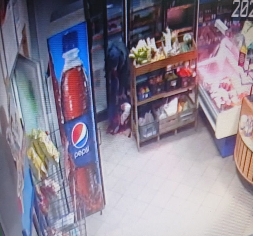 Brutalny napad w Parzniewie. Groził bronią sprzedawczyni i tłukł ją metalową pałką
