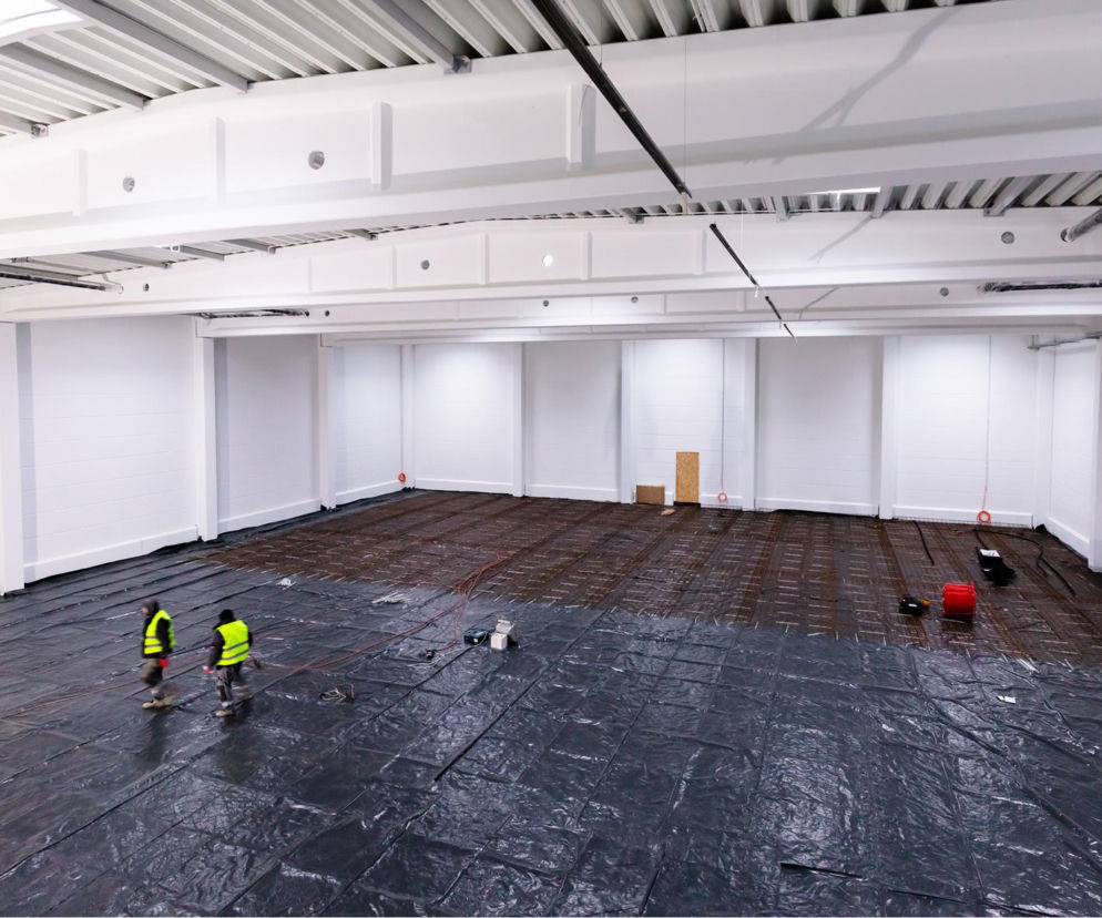 Jak zapobiec zawilgoceniu podłogi przemysłowej? Rodzaje i zastosowanie hydroizolacji