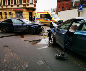 Wypadek na ul. Świętej Trójcy w Bydgoszczy. Trzy osoby są ranne [ZDJĘCIA]