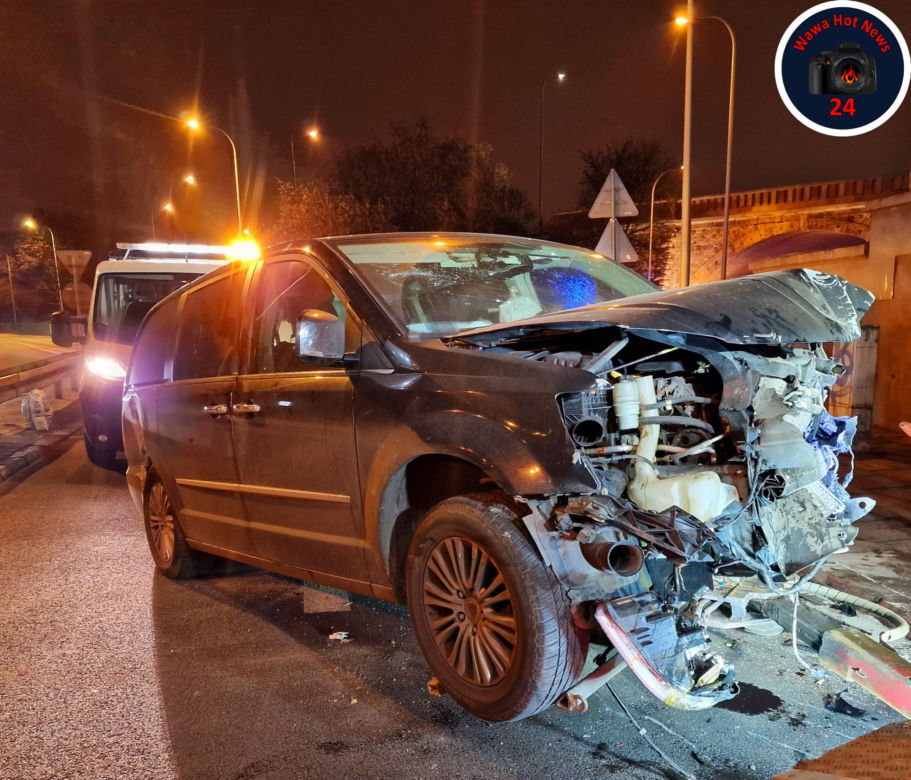 Policyjny pościg na Wisłostradzie. 41-latek rozwalił auto o filar mostu. Był pijany i pod wpływem narkotyków