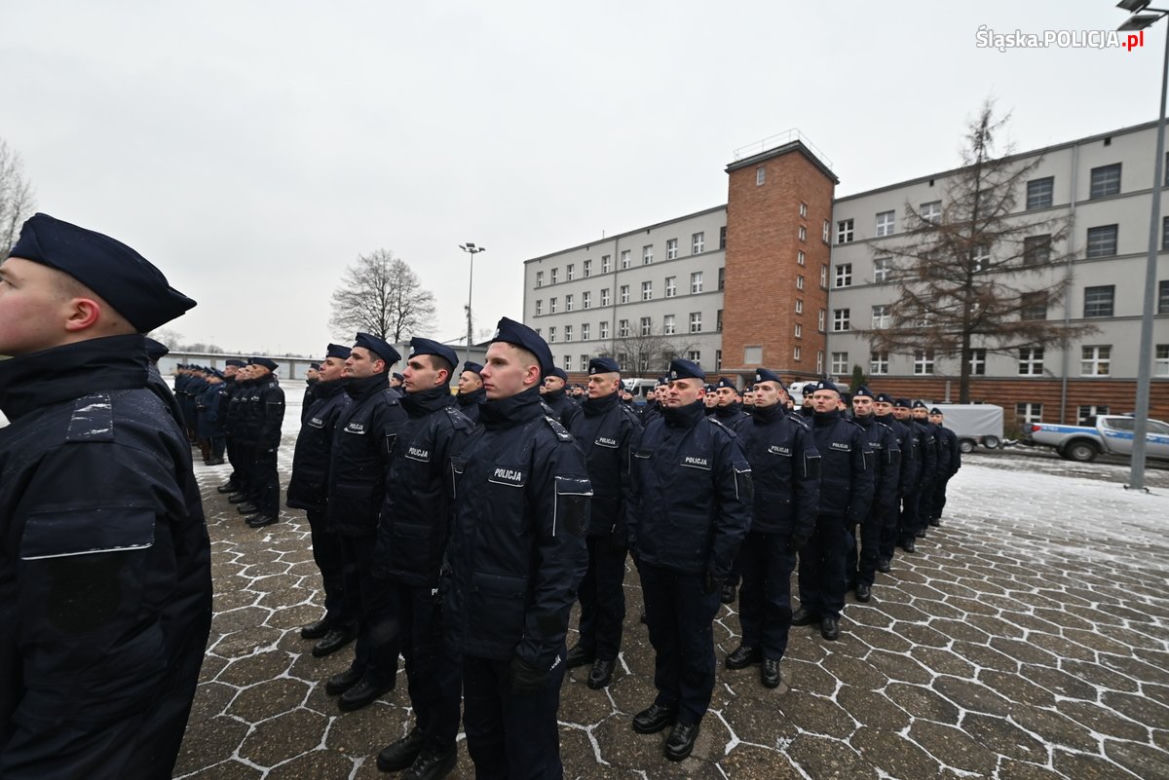 Śląskie: 156 nowych policjantów złożyło ślubowanie w Katowicach