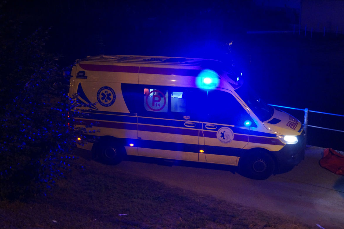 Mężczyzna wpadł do Brdy obok Opery Nova. Dramatyczna akcja ratunkowa [ZDJĘCIA]