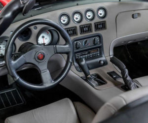 Dodge Viper z przebiegiem 34 mil