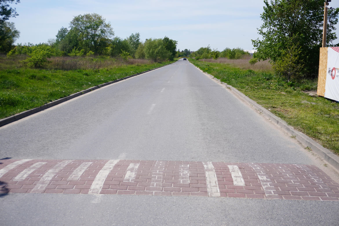 Na prostym odcinku drogi biegnącym przez łąki ustawiono aż osiem progów zwalniających 