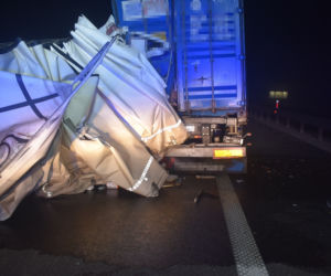 Poważny wypadek na A1 w powiecie włocławskim. Zderzyły się dwie ciężarówki