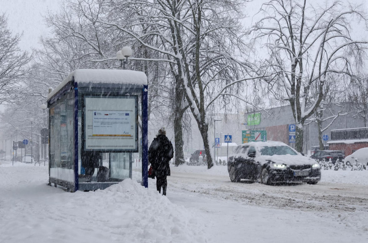 Zerwane linie energetyczne, wypadki na drogach. Atak zimy dał się we znaki
