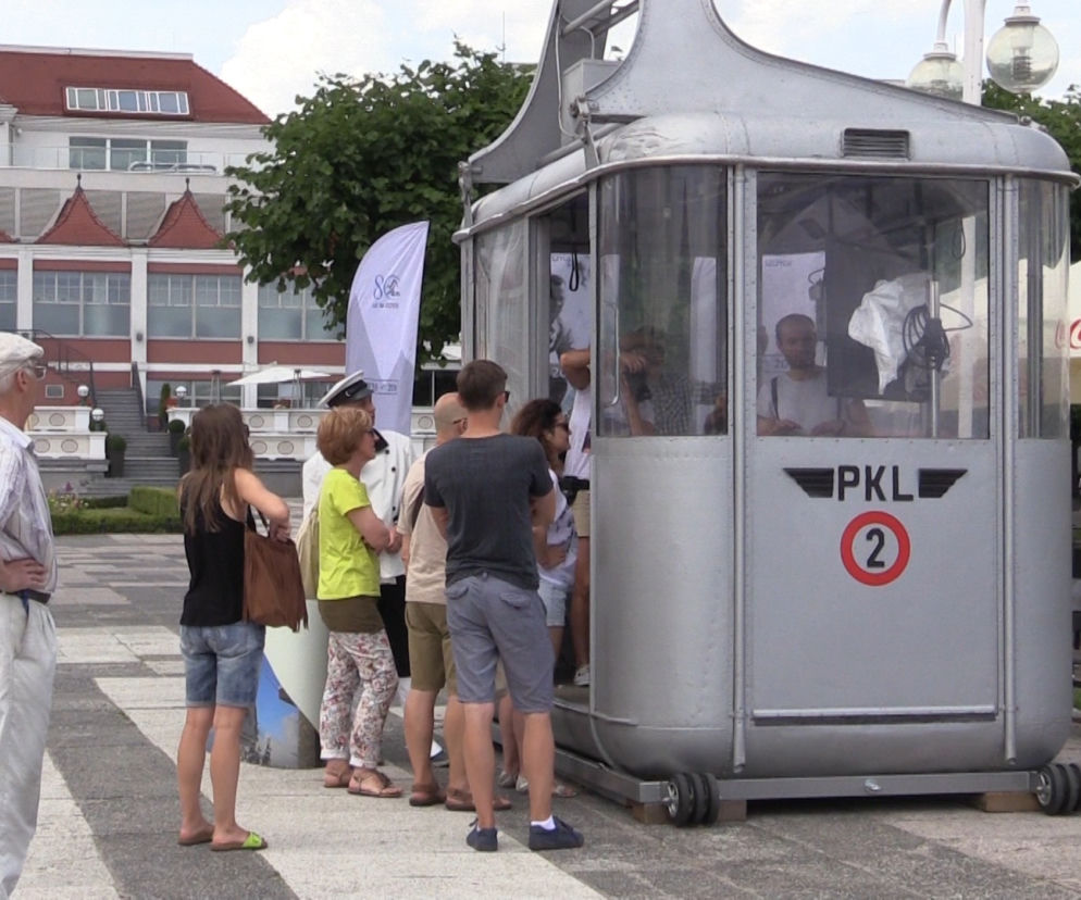 Do górskiej kolejki ustawiają się długie... kolejki sopocian i turystów.