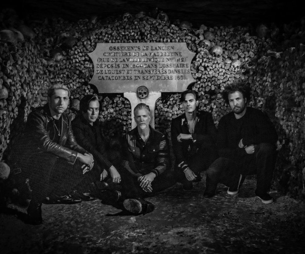 Muzycy Queens of the Stone Age w katakumbach. O ich nowej linii telefonicznej przeczytasz na EskaRock.