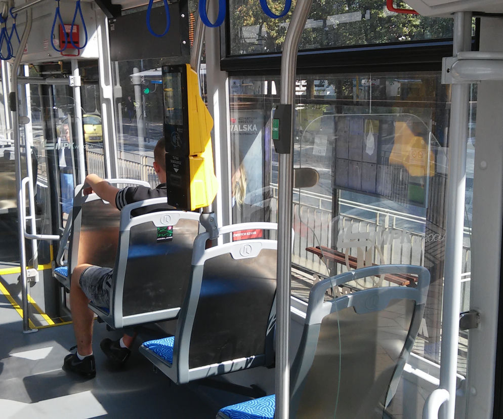 Coraz więcej osób we Wrocławiu może jeździć tramwajami i autobusami za darmo