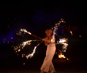 Pokaz fireshow w wykonaniu tancerzy i tancerek Teatru Ognia „Mantra” z Makowa Mazowieckiego