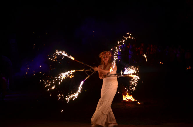 Pokaz fireshow w wykonaniu tancerzy i tancerek Teatru Ognia „Mantra” z Makowa Mazowieckiego