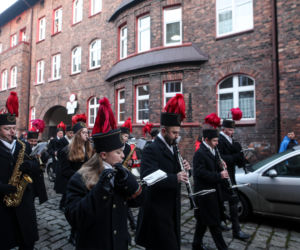 Barbórka 2025. Pobudka górnicza na Nikiszowcu w wykonaniu Orkiestry Wieczorek