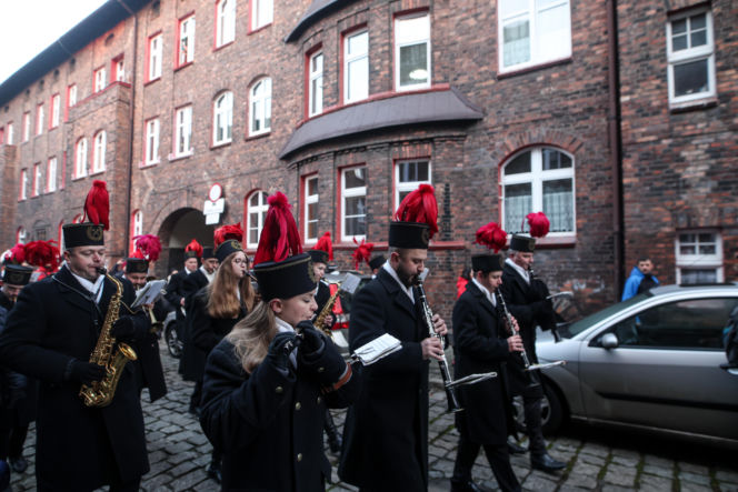 Barbórka 2025. Pobudka górnicza na Nikiszowcu w wykonaniu Orkiestry Wieczorek