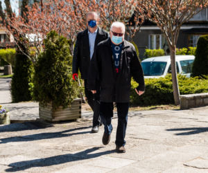 Lech Wałęsa przyszedł do kościoła w maseczce