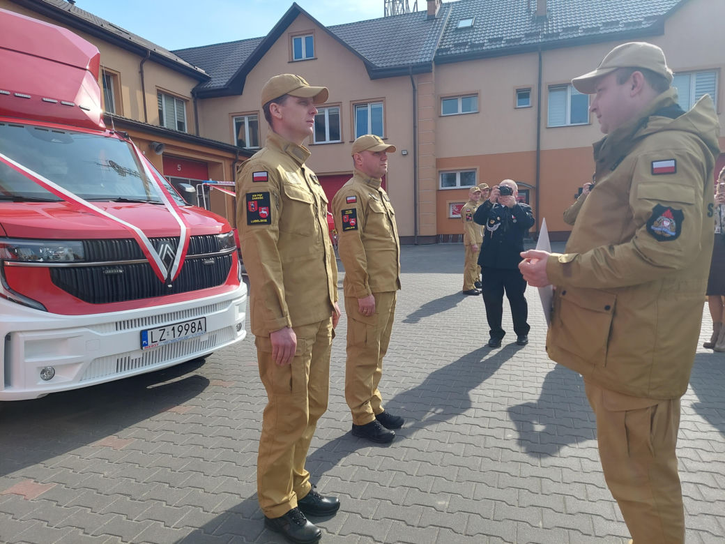 Przekazanie sprzętu strażakom