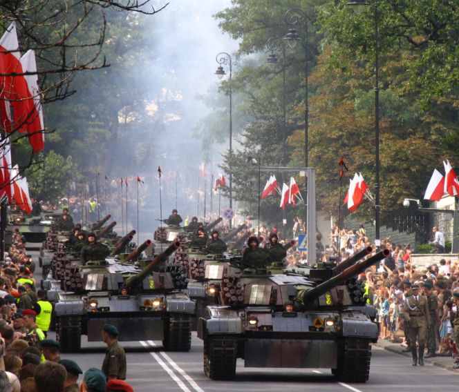 Wielka defilada w Warszawie. To Lech Kaczyński rozpoczął wojskowe pokazy w 2007 roku