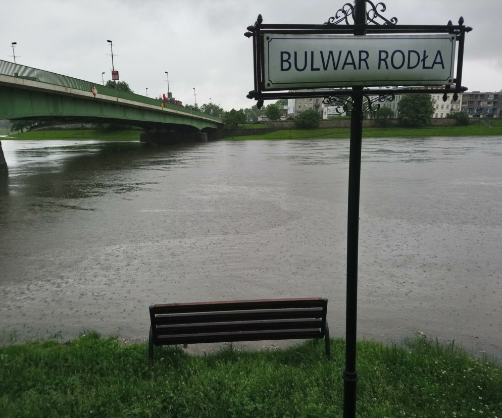 Ulewy w Krakowie 23.05.2019: Wylała Wisła, zalane są bulwary