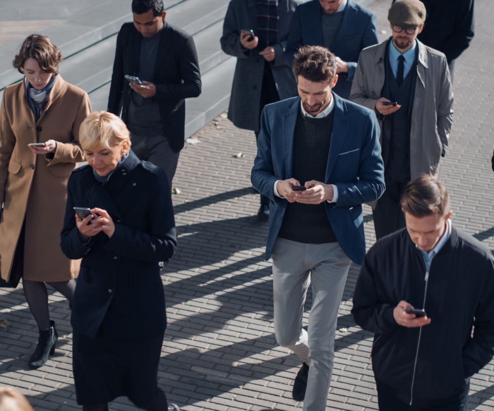 tłum, telefon, smartfon