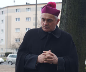 Wigilia dla bezdomnych i potrzebujących przed bydgoską Bazyliką [ZDJĘCIA]