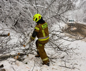 Podkarpacie pod śniegiem. Tysiące domów bez prądu, drogi sparaliżowane. Sprawdź, co dzieje się w regionie!
