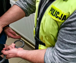 Złodzieje kradli na oczach policjanta. Zdradził ich jeden przedmiot [ZDJĘCIA, WIDEO]
