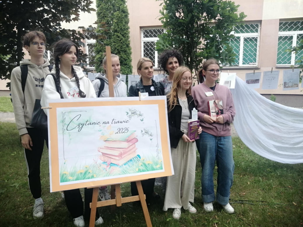 Czytanie na trawie w siedleckim Ekonomiku