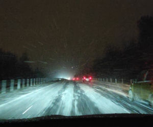 Śnieżyca w Śląskiem. Koszmarne warunki na drogach [ZDJĘCIA]