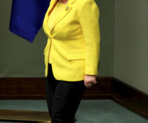 Morawiecki bije na głowę Szydło i Kaczyńskiego