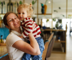 „Daj buziaka babci” – ten nawyk może szkodzić dziecku bardziej niż myślisz