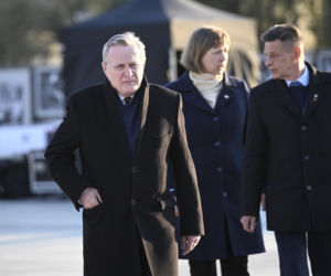 Piotr Gliński składa kwiaty w rocznicę katastrofy smoleńskiej