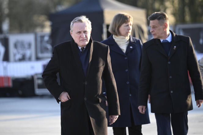 Piotr Gliński składa kwiaty w rocznicę katastrofy smoleńskiej