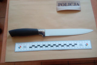 Czarnków: Wyjął spod bluzy nóż i zaatakował policjantów! Użyto paralizatora!