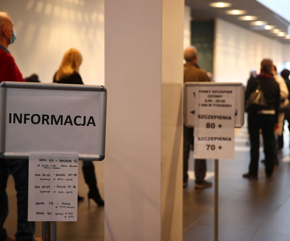 Ludzie oczekujący na szczepienie przeciw Covid-19 w szpitalu tymczasowym w EXPO Kraków