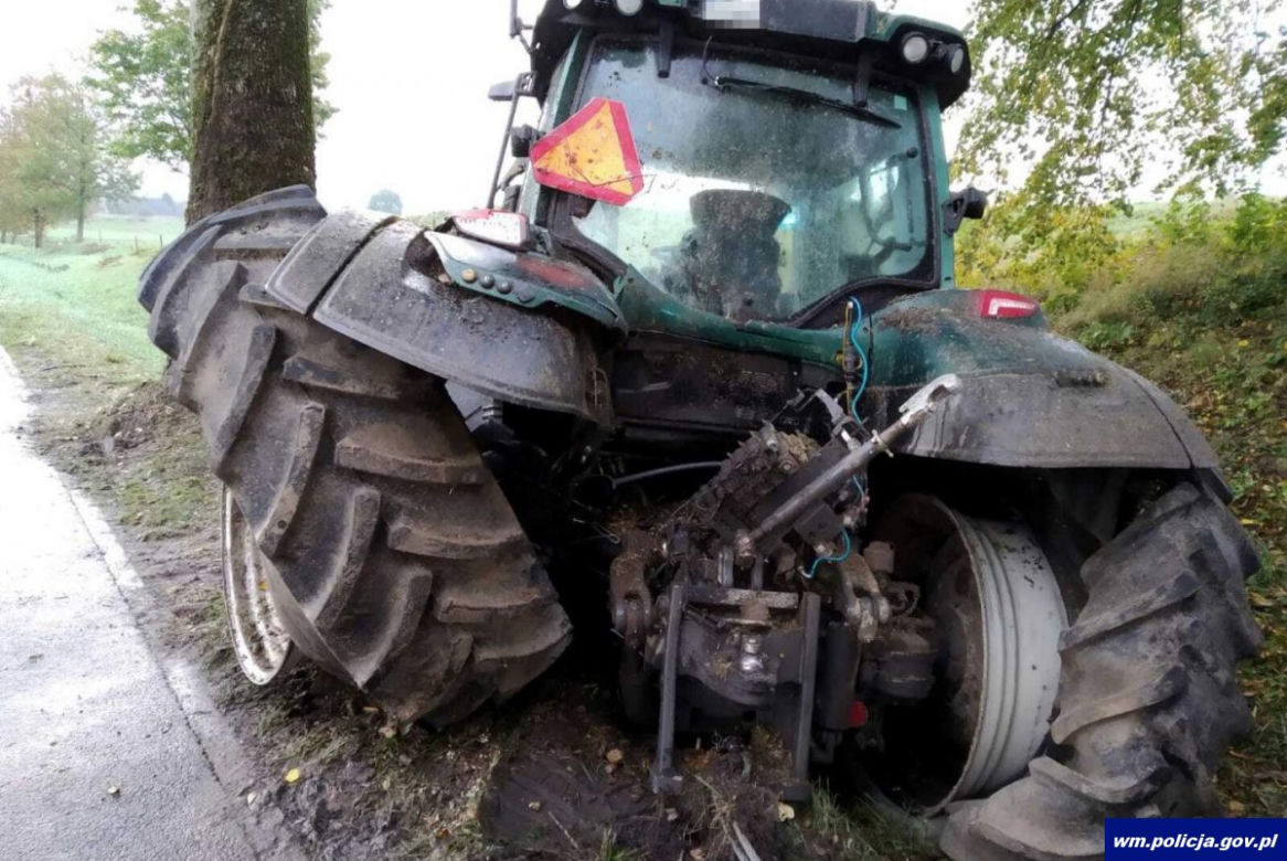 20-latek rąbnął potężnym ciągnikiem rolnicznym w drzewo i wpadł do rowu