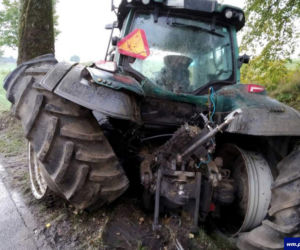 20-latek rąbnął potężnym ciągnikiem rolnicznym w drzewo i wpadł do rowu