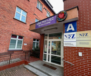 Pacjent wypadł z okna szpitala w Mrągowie i nie przeżył. Sprawą zajmuje się prokuratura