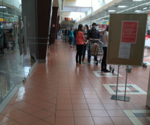 Toruń. Ogromna kolejka do hipermarketu