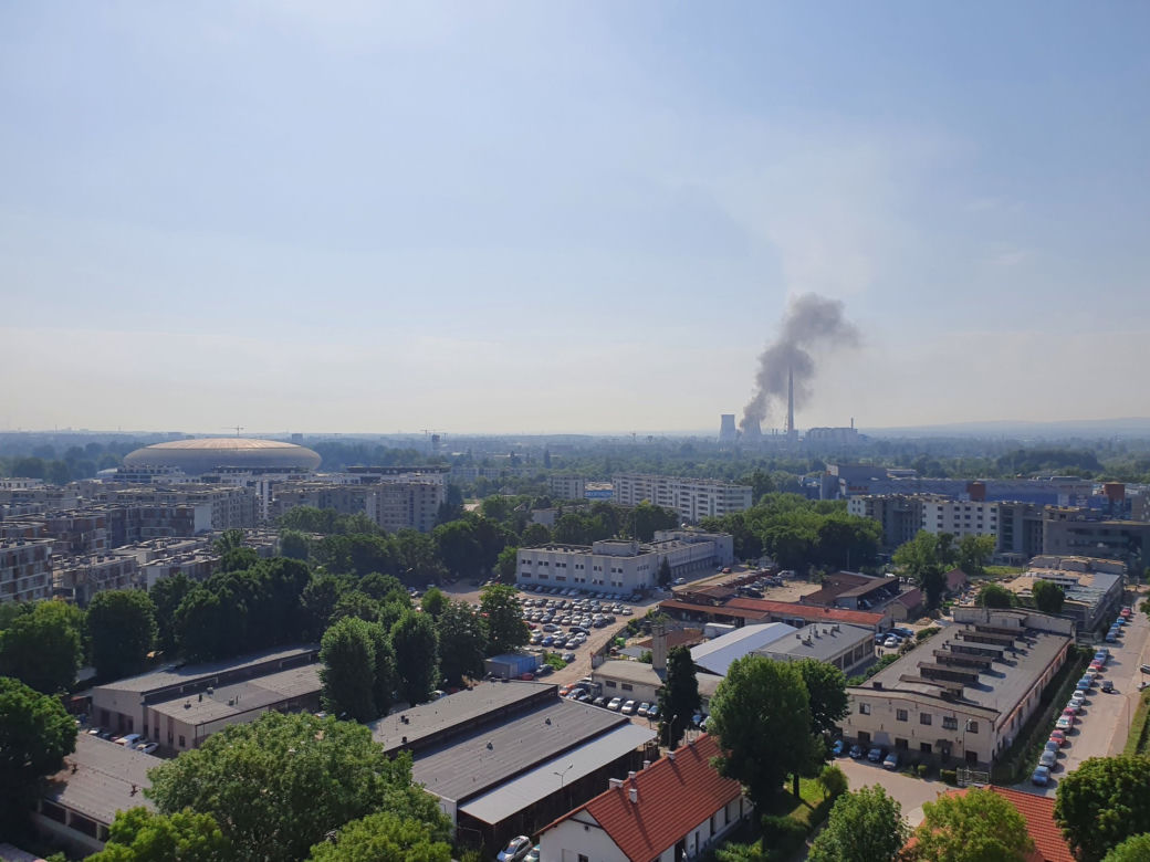 Kłęby gęstego dymu nad Krakowem. Co się pali?
