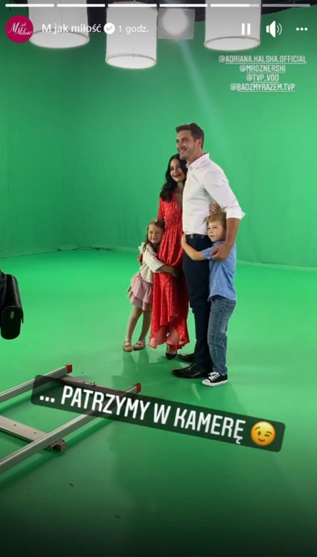 Nowa czołówka M jak miłość. Marcin (Mikołaj Roznerski), Iza (Adriana Kalska), Szymek (Staś Szczypiński), Maja (Laura Jankowska)