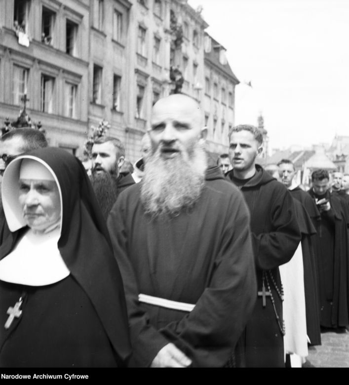 Uroczystość Bożego Ciała w Warszawie celebrowana przez Prymasa Polski kardynała Stefana Wyszyńskiego - 1957 rok