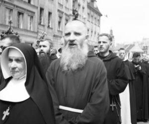 Uroczystość Bożego Ciała w Warszawie celebrowana przez Prymasa Polski kardynała Stefana Wyszyńskiego - 1957 rok
