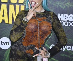 Serowska we włóczce, Macudzińska-Borowiak w bandażu i Fagata przebrana za węża. Celebrytki na premierze Królowej przetrwania