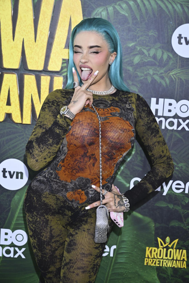 Serowska we włóczce, Macudzińska-Borowiak w bandażu i Fagata przebrana za węża. Celebrytki na premierze "Królowej przetrwania"